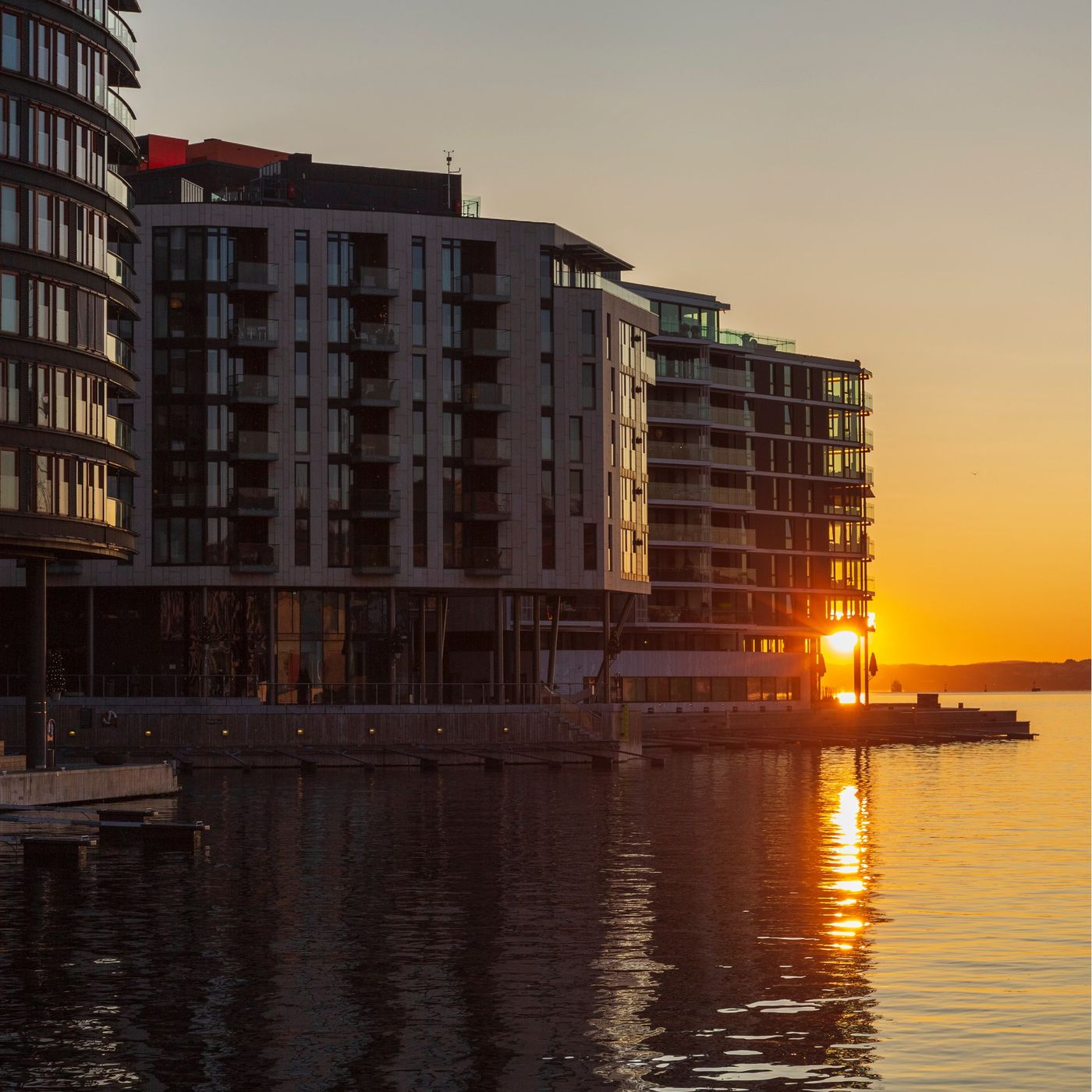 Solnedgang over fjorden ved Tjuvholmen